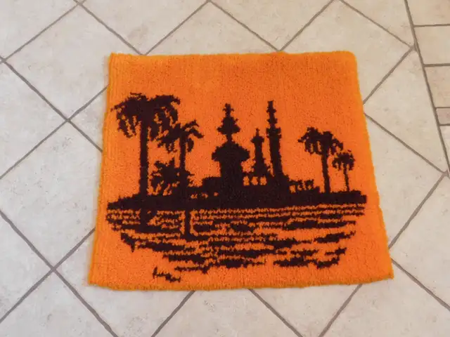 Vintage MCM Retro Latch Hook Rug Wall Hanging, 27" x 30" in Home Décor & Accents in Kitchener / Waterloo - Image 2