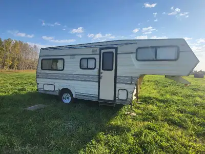 Get ready for your next adventure with this classic 1986 Travelaire Lo-Lite 19ft 5th wheel camper, p...