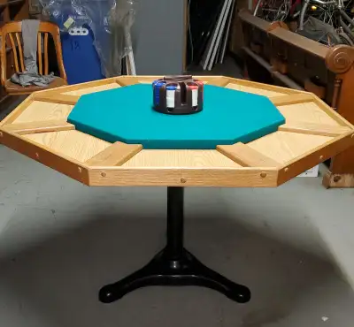 TABLE POKER 48". Extra robuste, pied metal. Bonne condition.