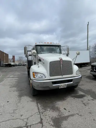2012 Kenworth T370 DynaHyd Roll-off deck truck. 28' low profile steel deck with 622,000 Km's on the...