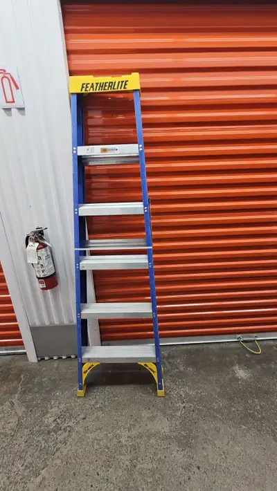 This Featherlite 6 foot non-conductive fibreglass step ladder has a load capacity of 250lbs, rated G...