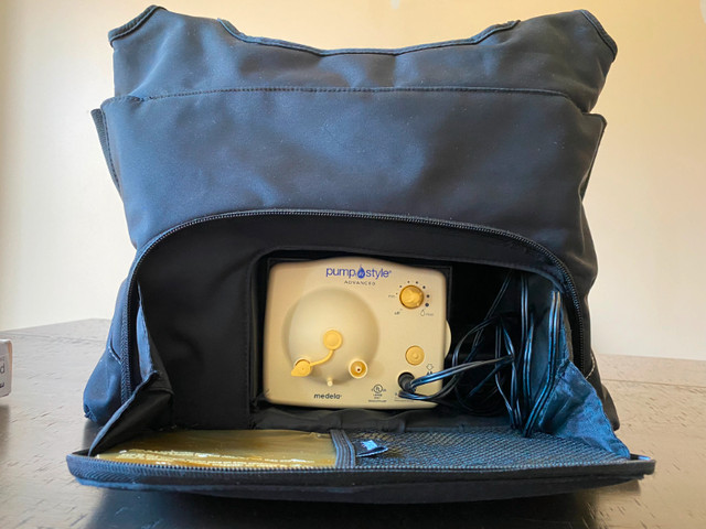 Medela double electric breast pump in tote bag. Mobile in Feeding & High Chairs in Oakville / Halton Region - Image 3