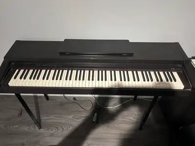 Je déménage, donc je dois vendre mon piano. Il est en bonne condition sauf deux touches dont il faut...