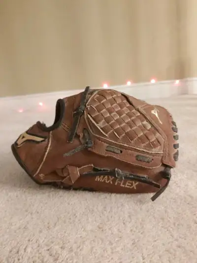 This pre-owned Mizuno Prospect 10-inch baseball glove is ready for the field, featuring a Right Hand...