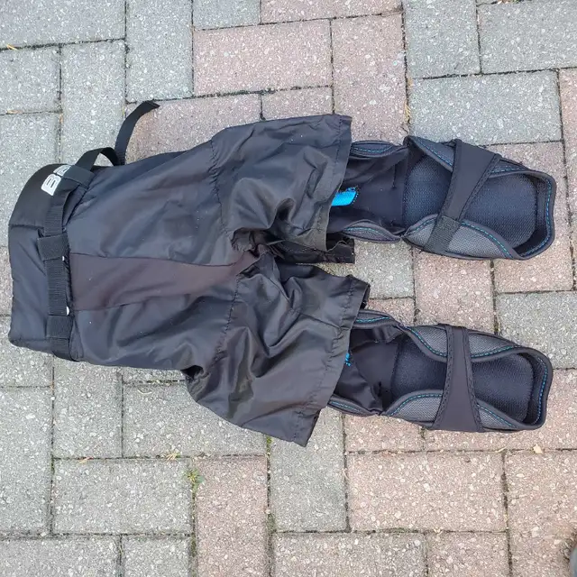 Kids BAUER  Hockey Pants with Knee Pads and Shin Pads in Hockey in Barrie - Image 5