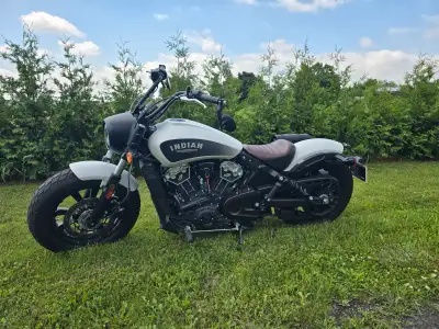 Blanc mat 4811 km 1200CC vient avec une sacoche en cuir et guidon allongé ainsi que siège passager e...
