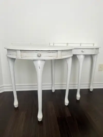 Tables demi-lunes, View more