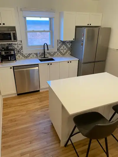Très grand 3 1/2, Rez de-chaussée d’un quadruplex, complètement rénové, thermopompe, cuisine neuve,...