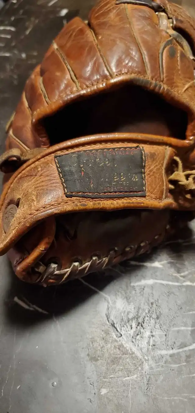 Vintage Leather Baseball Glove in Arts & Collectibles in Barrie - Image 6