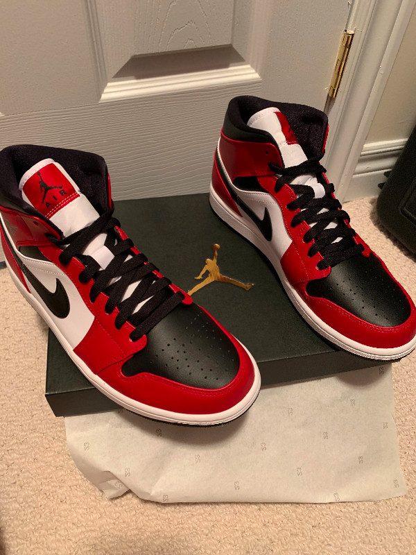 Nike Jordan AJ1 mid Chicago DS in Men's Shoes in Markham / York Region