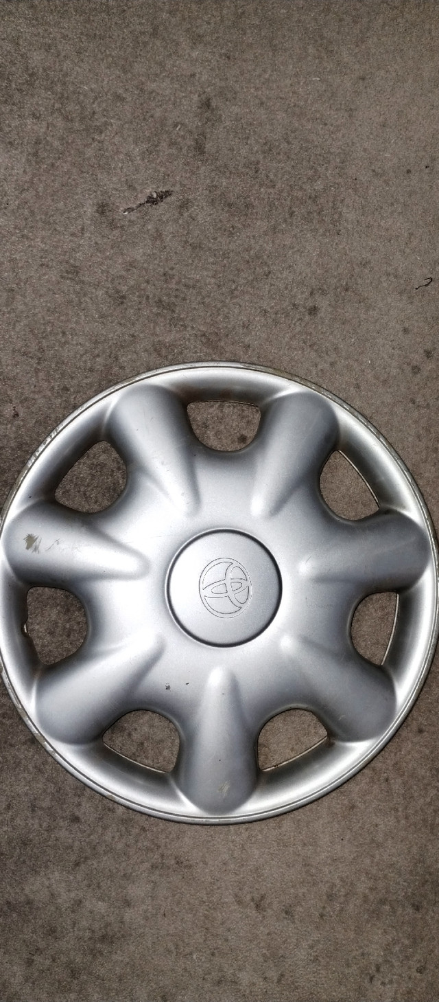 Toyota original hubcap 14 inch  dans Pièces de véhicules, pneus, accessoires  à Ville de Montréal - Image 3
