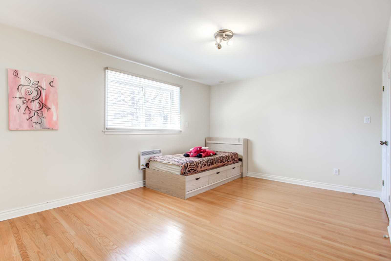 Looking for roommate near bathurst and steeles Long Term Rentals