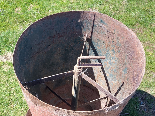 Creep, Grain, Feeders in Livestock in Hamilton - Image 2