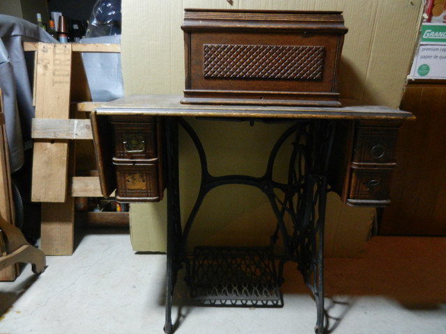 Singer Treadle Sewing Machine in Arts & Collectibles in Oakville / Halton Region
