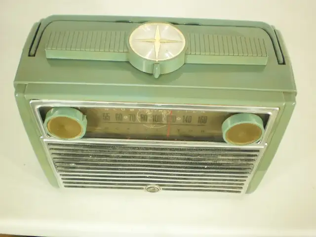 Radio Antique Rca Victor Portatif Modele P132 Globe Trotter Vert in Arts & Collectibles in Laurentides - Image 9