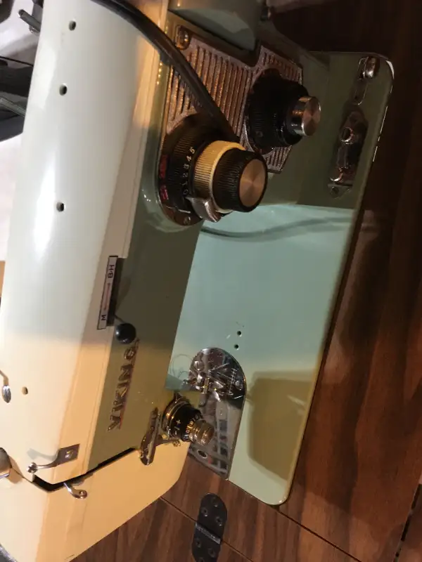EATONS SEWING MACHINE WITH CABINET...$325 dans Rangement et organisation dans Hamilton - Image 6