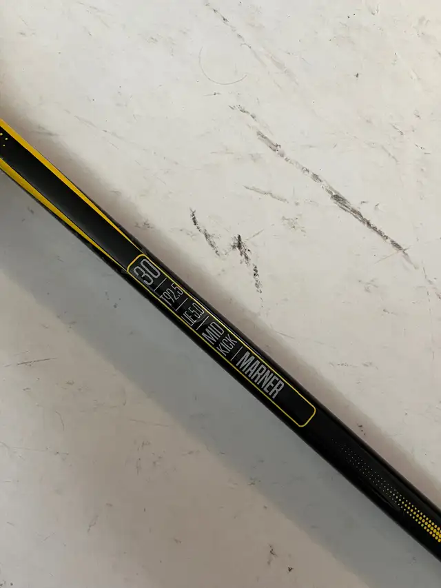 New True Catalyst 3X3 Marner Junior Hockey Stick 30 Flex Right in Hockey in Guelph - Image 4