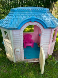 OUTDOOR PLAYHOUSE with 2 Toddler chairs