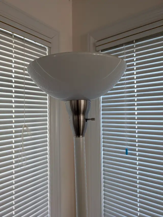 6-foot tall floor lamp with tri-light switch in Indoor Lighting & Fans in Edmonton - Image 4