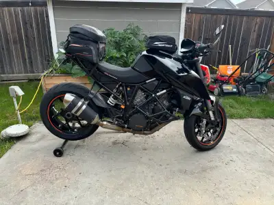 I'm selling my 2017 KTM 1290 Super Duke R, a high-performance motorcycle known for its powerful 1301...