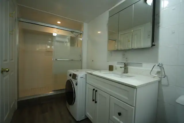Nicely renovated  basement unit in Thornhill in Long Term Rentals in Markham / York Region - Image 9