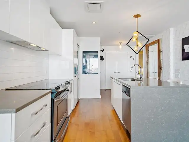 Magnifique 3 ½ + DEN Iles des Soeurs deux pas du REM $2450 in Long Term Rentals in City of Montréal - Image 9