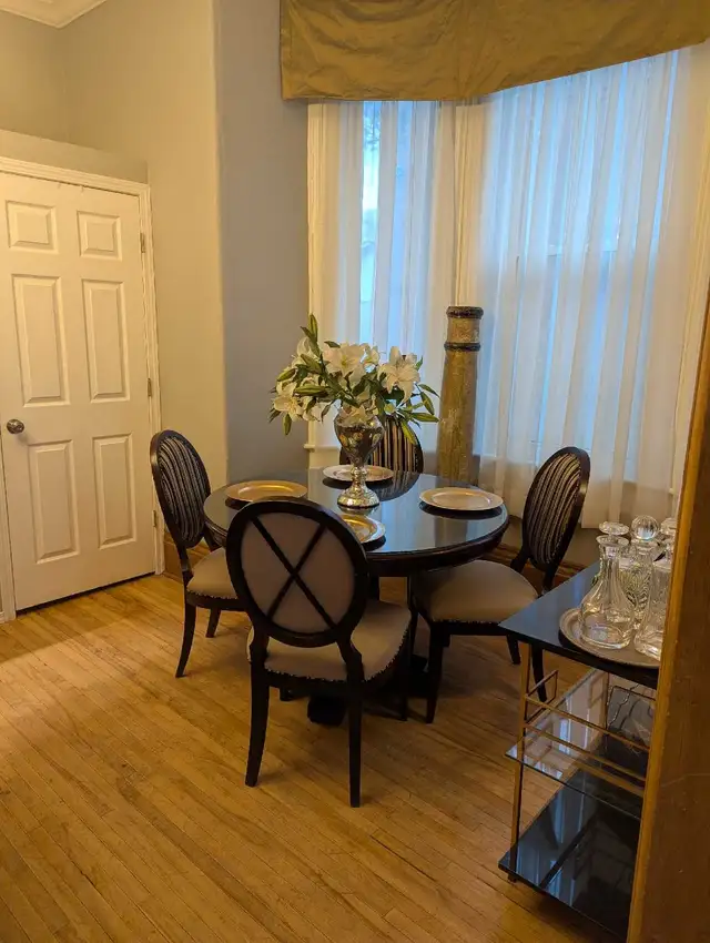 Century Home For Rent in Ontario in Canada - Image 4