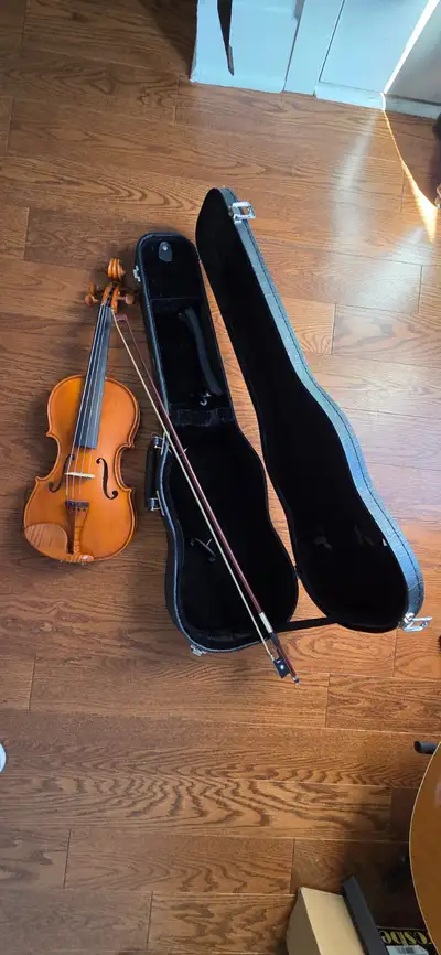 Selling this gifted violon, never used, brand new for 700$ with the case. Great for the begginers an...