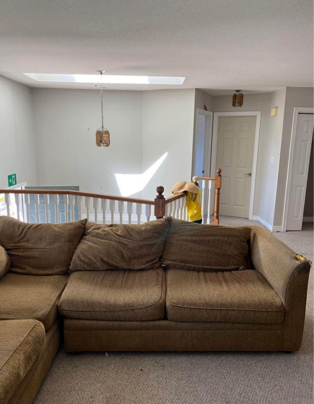 couch for sale! moving need gone asap in Couches & Futons in Guelph - Image 2