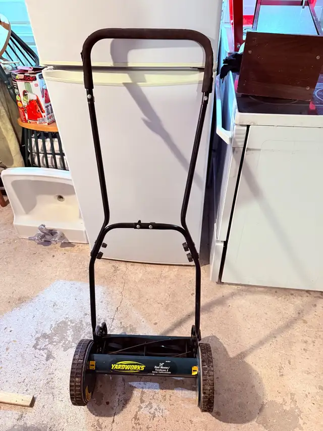 Yardworks 14" Reel Mower in Lawnmowers & Leaf Blowers in Markham / York Region - Image 2