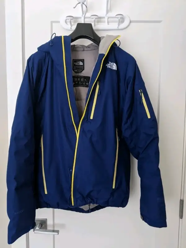 The north face ski down jacket  in Men's in Calgary - Image 3