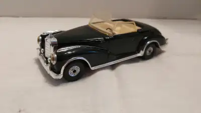 Voiture miniature convertible Corgi Mercedes Benz 3005 de couleur noire avec intérieur blanc. Excell...