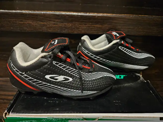 Kids Powerbolt soccer cleats / shoes size 8 in Soccer in Markham / York Region - Image 3