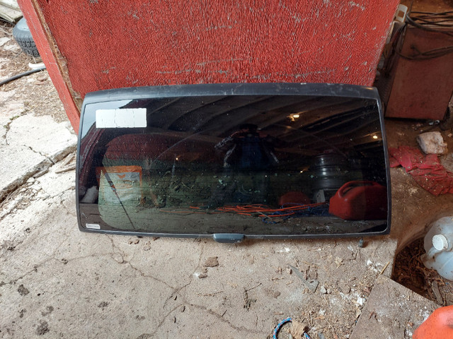 Rear glass for 95-05 chevy blazer in Auto Body Parts in Kingston