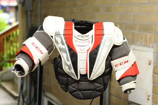 U11-U14 Goalie Equipment in Hockey in City of Toronto - Image 4