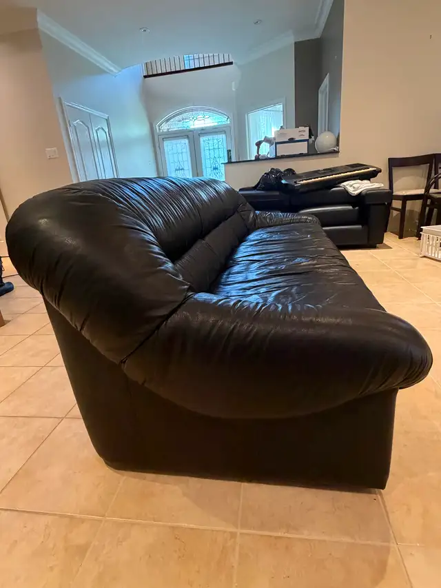Vintage black 3-seater leather sofa in Couches & Futons in Mississauga / Peel Region - Image 3