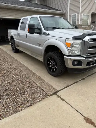 Selling my 2013 F350 Superduty XLT Clean carfax 279kms 5040 engine hours 1317 idle hours Cloth inter...