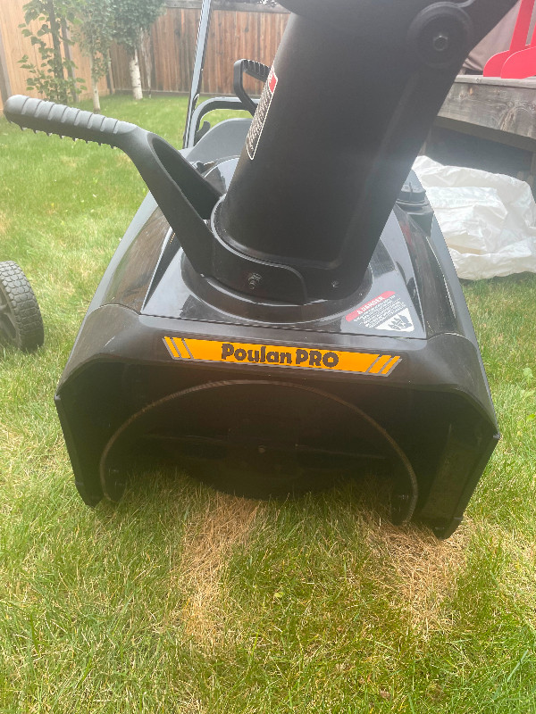 POULAN PRO PR 100 Snow Blower in Snowblowers in St. Albert - Image 2