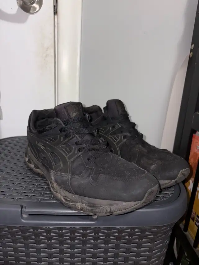 free Asics gel mens size 11 running shoes in Men's Shoes in Oshawa / Durham Region - Image 2