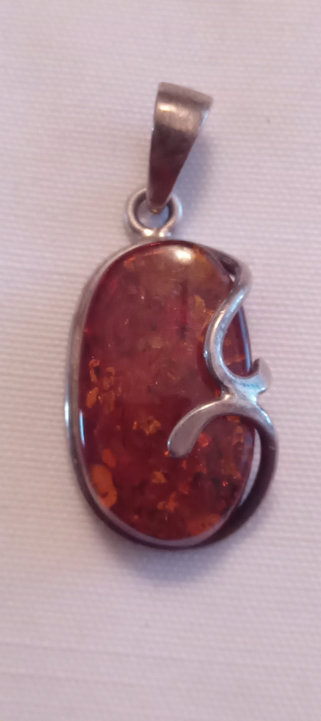 A BEAUTIFUL RARE LARGE VINTAGE 925 STERLING SILVER PENDANT WITH A LARGE AMBER 27.72MM X 16.1MM IT IS...
