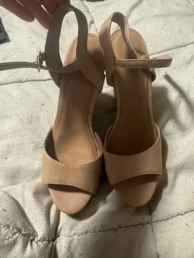 These size 38 (US size 7) wedges are perfect for adding a little lift to your summer outfits, featur...