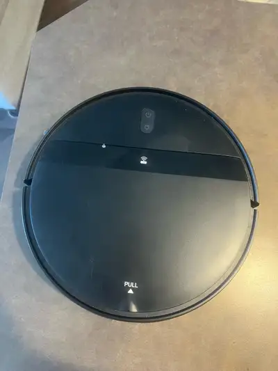 This pre-owned robot vacuum cleaner is ready to keep your floors spotless, featuring a convenient in...