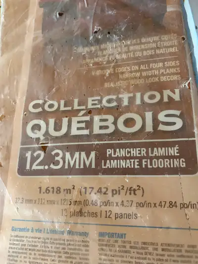 2 boîtes de plancher flottant une grise et l’autre couleur bois, View more