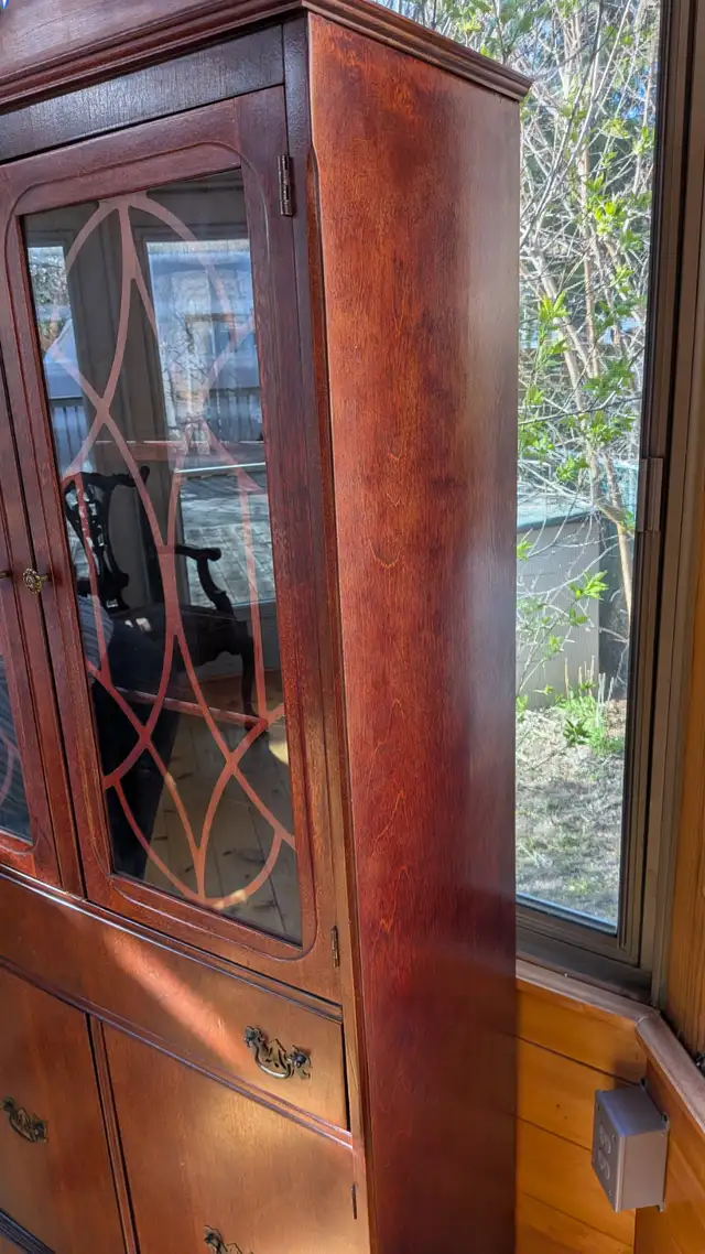 Antique Mahogany China Cabinet in Hutches & Display Cabinets in City of Toronto - Image 5