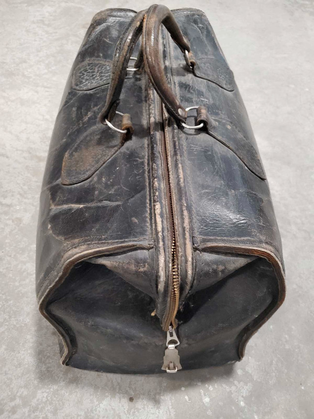 Antique Leather (Medical?) Bag in Arts & Collectibles in Annapolis Valley - Image 2