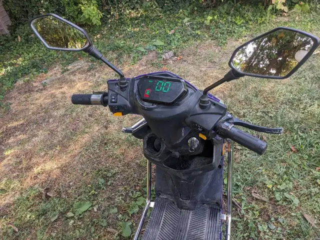 EMMO Hornet X.I. e-scooter in eBike in City of Toronto - Image 5