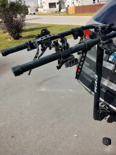 In good condition holds 3 bikes and tips for hatch access