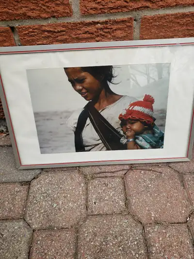 Nice picture of mother and son in nice frame with glass .. wow only $6.00 great deal size is 11 x 17