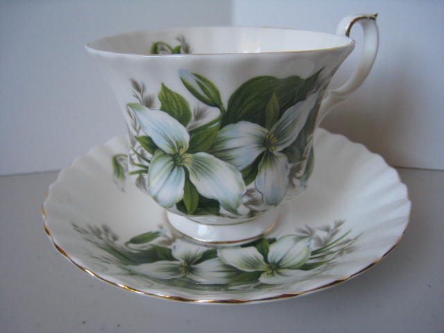Royal Albert Trillium Fine Bone China Teacup and Saucer Set in Arts & Collectibles in Guelph - Image 2