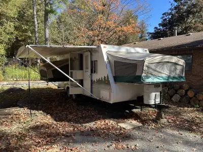 Kodiak by Skamper 21 hybrid foot trailer with 3 pop outs rated for 1,200lbs each with a queen size m...